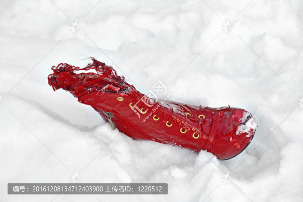 撕裂紅衣女子引導(dǎo)新鮮的白雪
