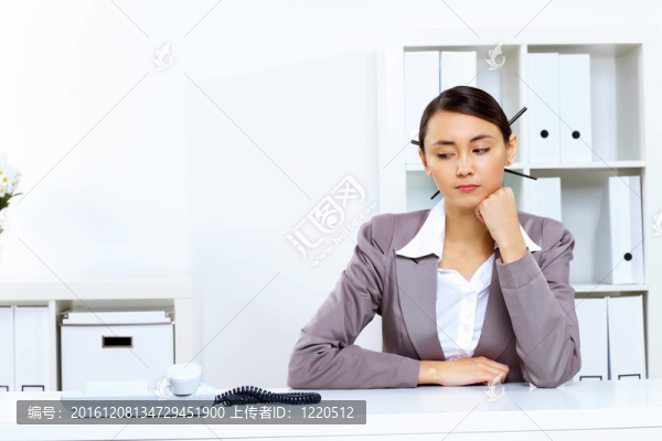 年輕婦女在辦公室里打電話