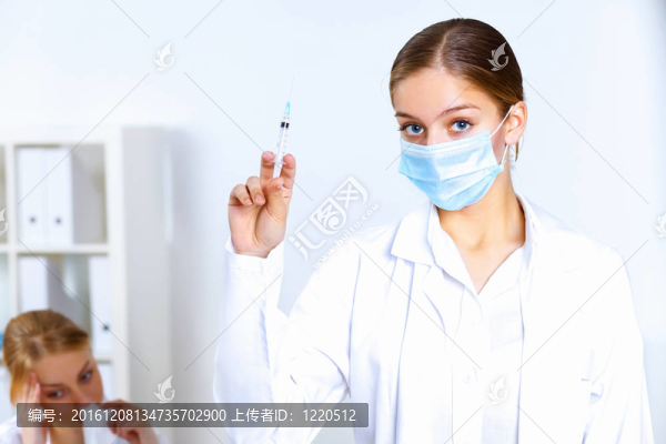 注射器在辦公室做疫苗接種的護(hù)士