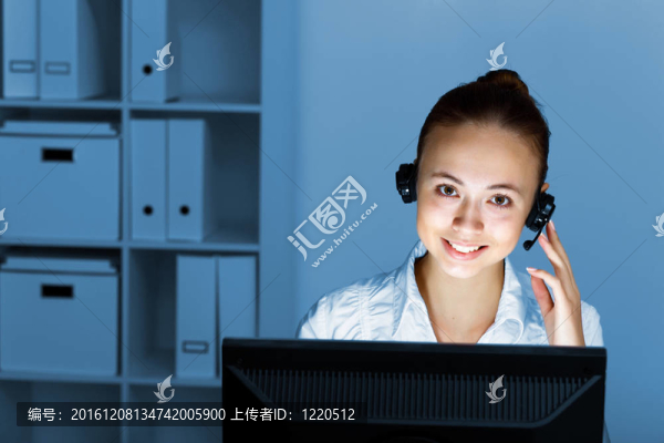 年輕女士在商務(wù)服和耳機