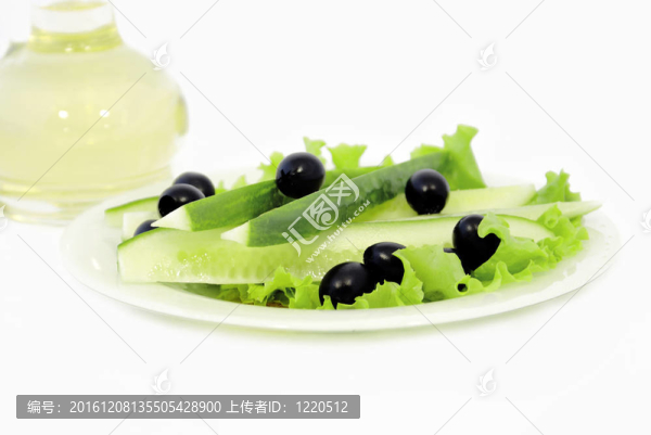 橄欖和蔬菜黃油的黃瓜在瓶子里