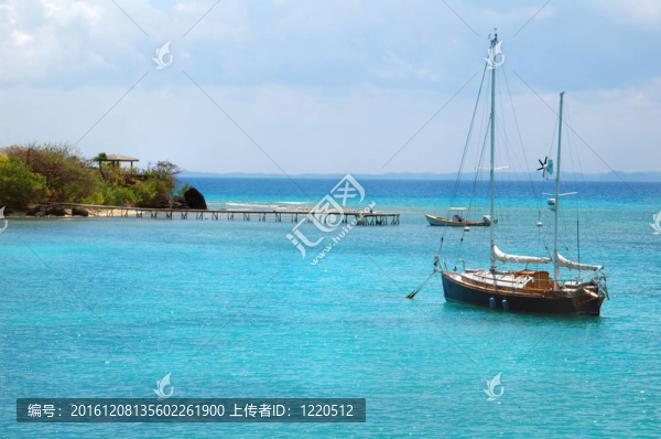 在加勒比海的藍(lán)水帆船