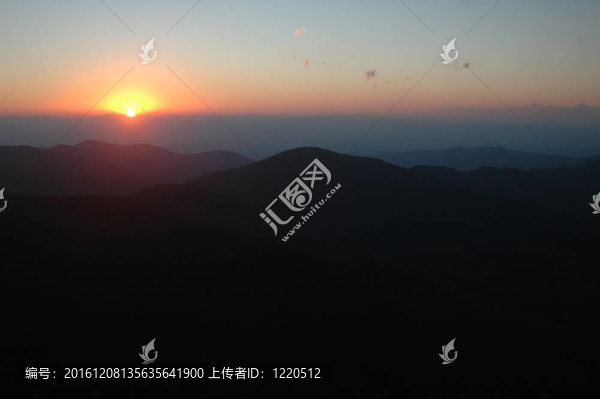 山的日落