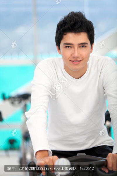 男人在做旋轉(zhuǎn)