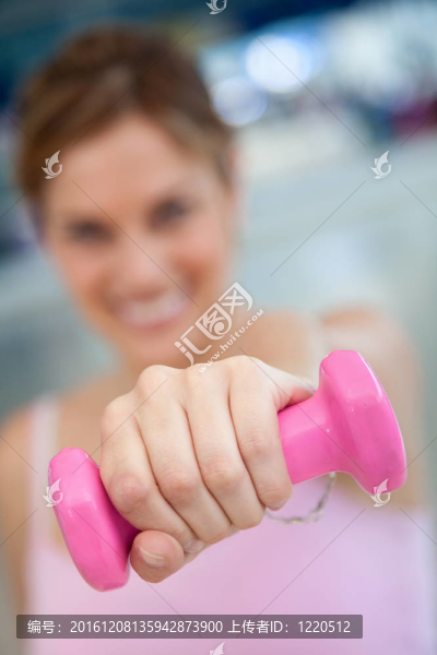 健身房女子自由重量