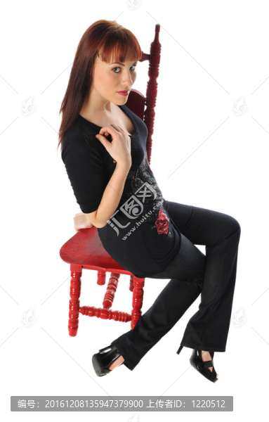 有紅椅子的漂亮女人