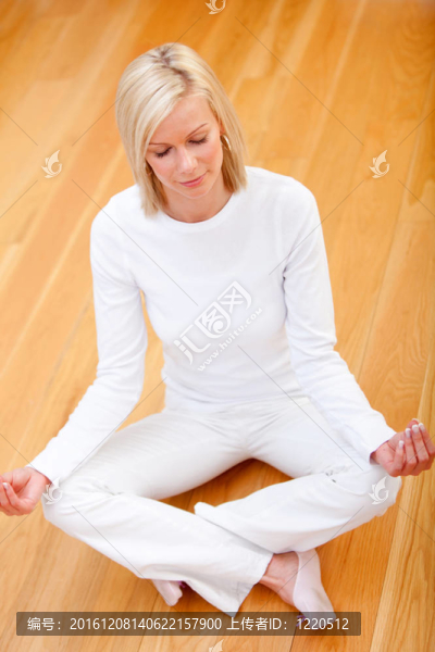 女人做瑜伽