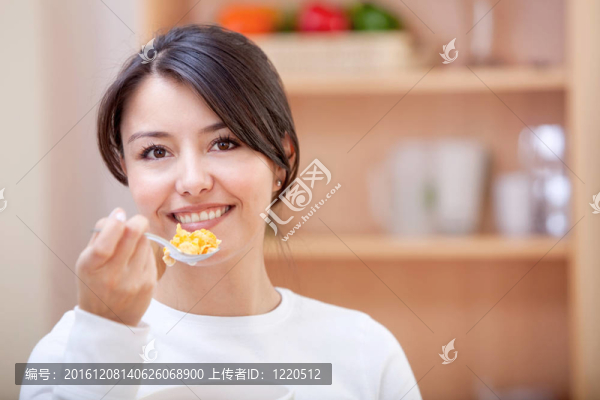 女人吃早餐