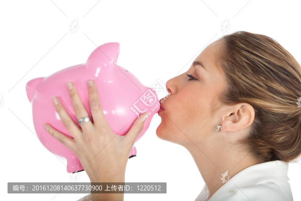 女人親吻小豬存錢罐