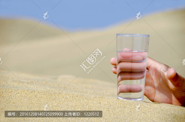 手伸向水