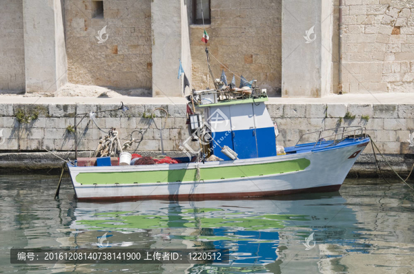 莫諾波利港的漁船。Apulia。