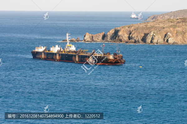 熱帶海岸老舊生銹油輪