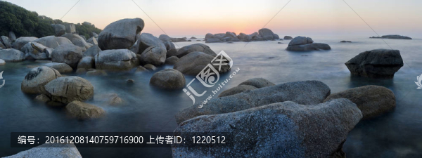 巖石海灘日落