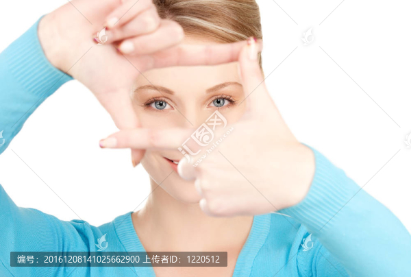 可愛的女人用手指創(chuàng)造一個(gè)框架