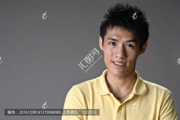 快樂(lè)微笑的年輕人