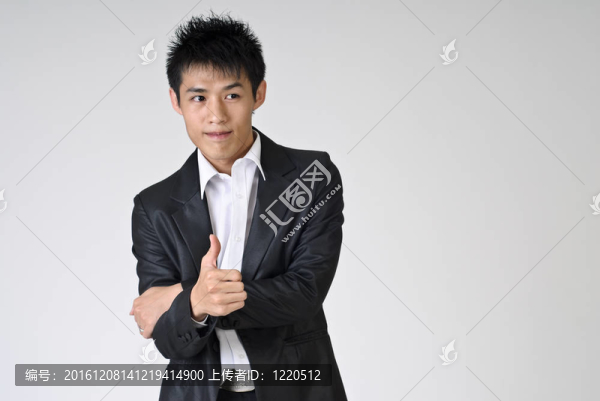 年輕商人豎起大拇指