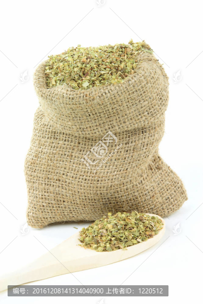 在麻布袋和木制湯匙牛至葉。