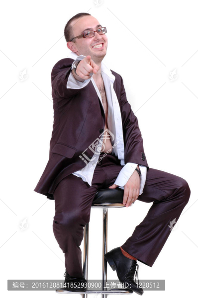 男人在拉開襯衫上的柴