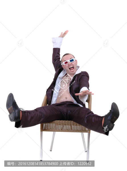 男人在拉開襯衫上的柴