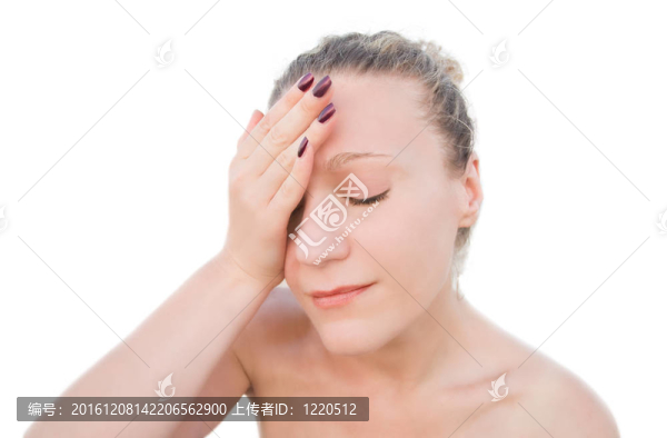 金發(fā)女人頭痛。