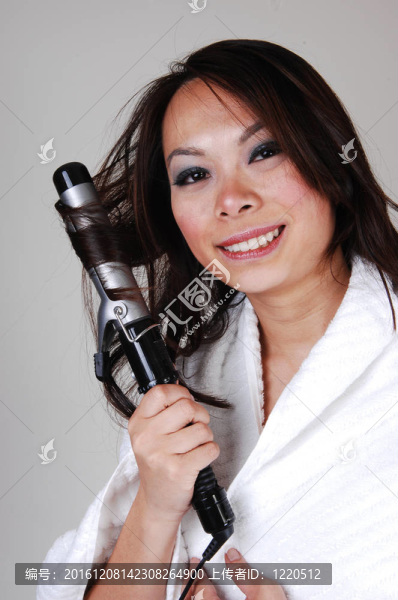女孩卷發(fā)。