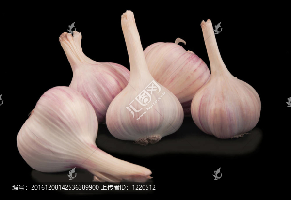 黑色背景的大蒜