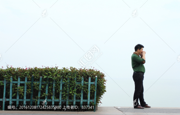 商務(wù)人士打電話
