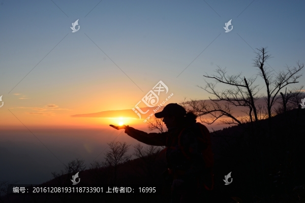 手托日出