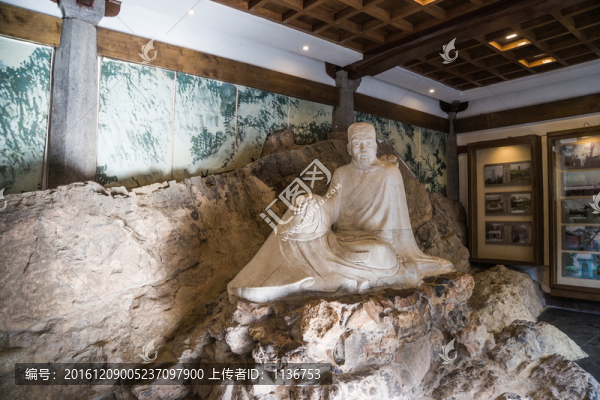 白居易雕像