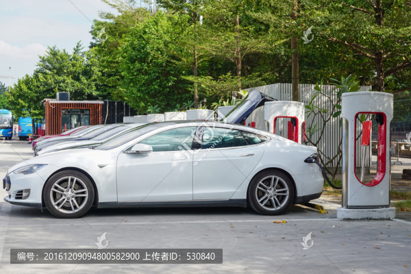 停車場(chǎng)正在充電的新能源汽車