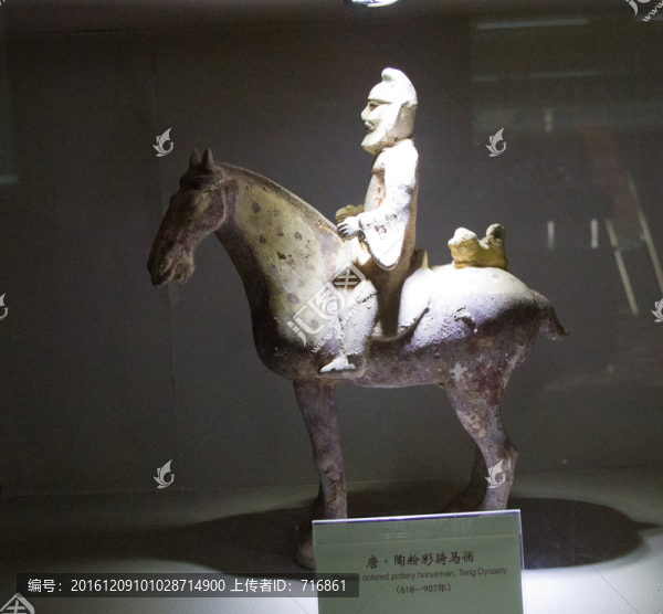 陶粉彩騎馬俑