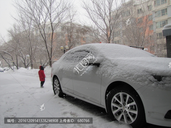 雪景,小孩與車