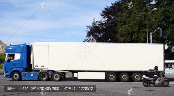 白色的大卡車