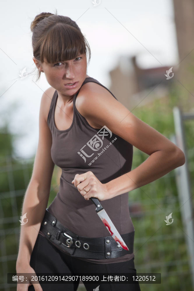 咄咄逼人的女人血刀
