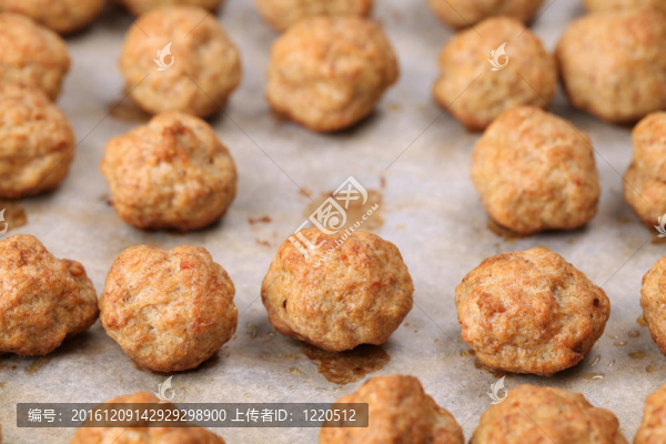 烤盤(pán)上的肉丸子