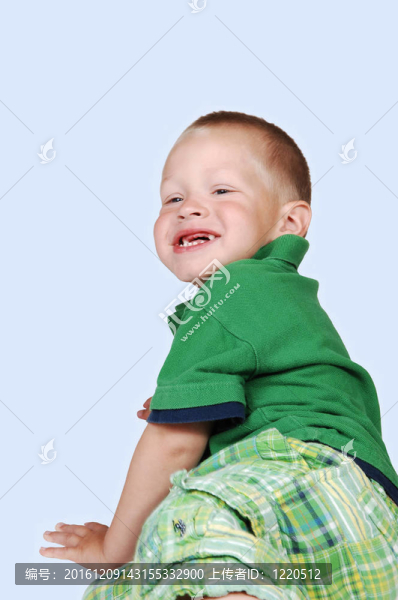 小男孩玩得開(kāi)心。