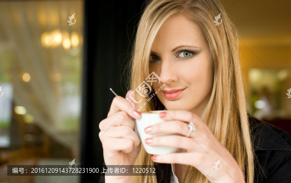 金發(fā)美人喝點飲料。