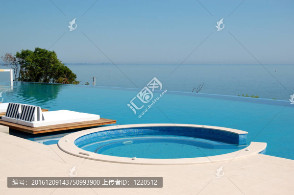 在現(xiàn)代豪華的按摩浴缸海灘游泳池