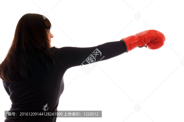 戴拳擊手套的年輕女子