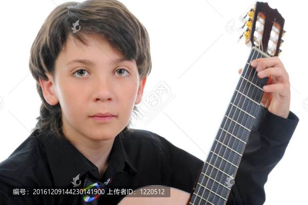 小男孩音樂家彈吉他