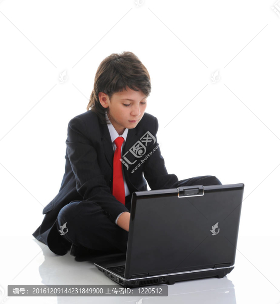 坐在電腦前的穿西裝的男孩