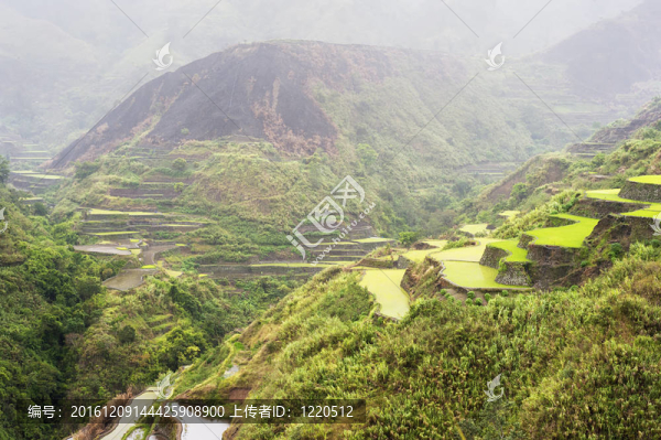 下雨的山