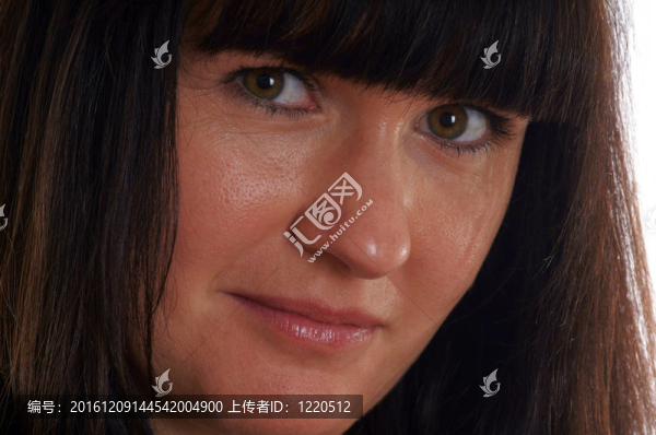 年輕的黑發(fā)女人