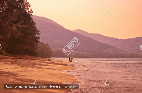 夫婦在海灘