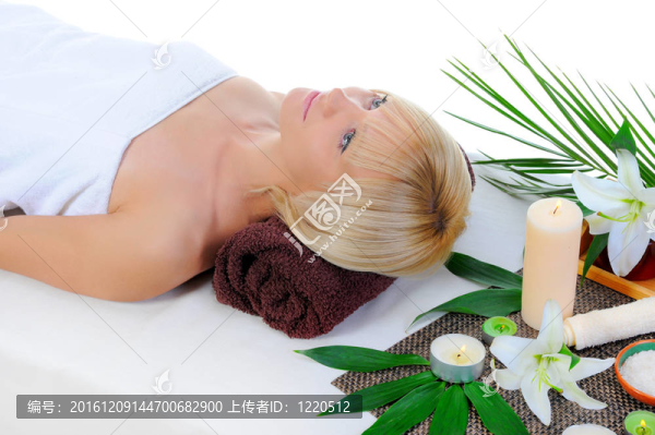 水療中心的年輕女子
