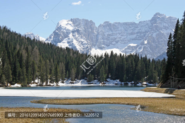 冰凍的高山湖泊misurina多洛米蒂山脈與