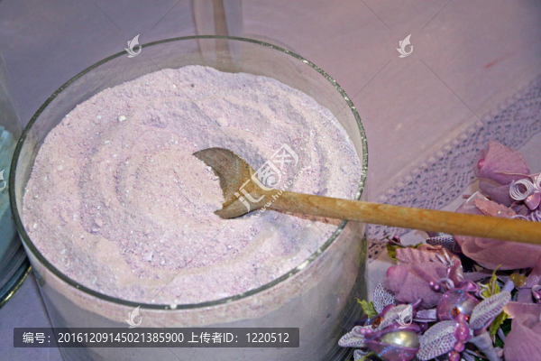 紫色薰衣草粉用勺子出售