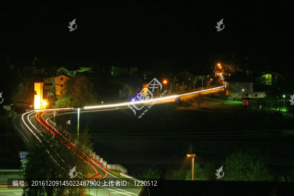夜間車(chē)燈留下scisa紅頭燈