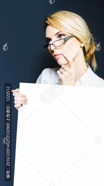 可愛的商業(yè)女孩沉思你的信息