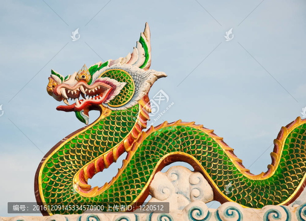 藍(lán)天背景下的青龍
